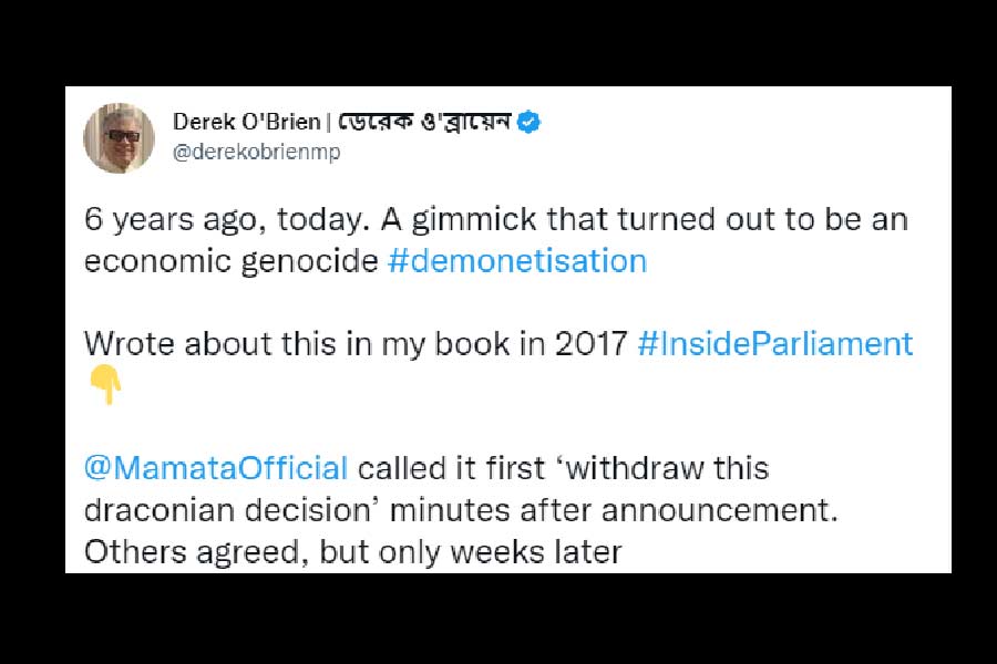 ৬ বছর আগের সেই ঘটনার কথা স্মরণ করে ডেরেক ও ব্রায়েন লিখেছেন, ‘‘সে দিন সেই মারাত্মক ঘোষণার কয়েক মিনিটের মধ্যেই এ হেন সিদ্ধান্তের সমালোচনা করেছিলেন তৃণমূল নেত্রী তথা বাংলার মুখ্যমন্ত্রী মমতা বন্দ্যোপাধ্যায়। যদিও বাকিদের এই সিদ্ধান্তের প্রভাব বুঝতে প্রায় এক সপ্তাহ লেগে গিয়েছিল।’’