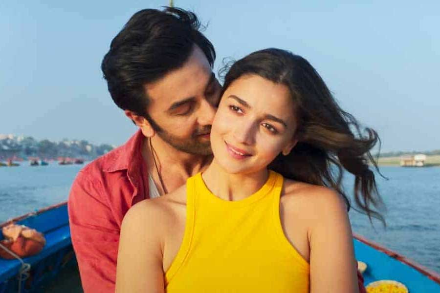 সম্প্রতি মুম্বইতে একটি অনুষ্ঠানে স্বামী রণবীরের সঙ্গে দেখা যায় আলিয়াকে। মা হওয়ার পর এই প্রথম কোনও অনুষ্ঠানে উপস্থিত হন তিনি। তার পর থেকেই আলিয়ার দ্বিতীয় সন্তানের আগমন নিয়ে জল্পনা দানা বেঁধেছে।