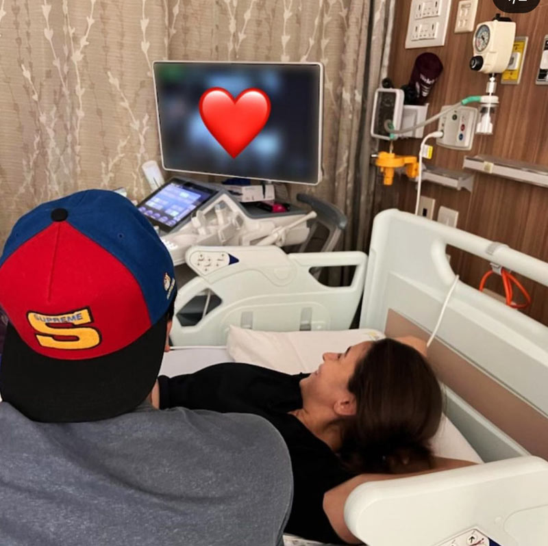 রবিবার সকালে কন্যাসন্তানের জন্ম দিয়েছেন আলিয়া ভট্ট। খুশির খবর সমাজমাধ্যমে ভাগ করে নিতেই বলিপাড়া মেতে উঠেছে কপূর পরিবারের নতুন সদস্যের আগমনে।