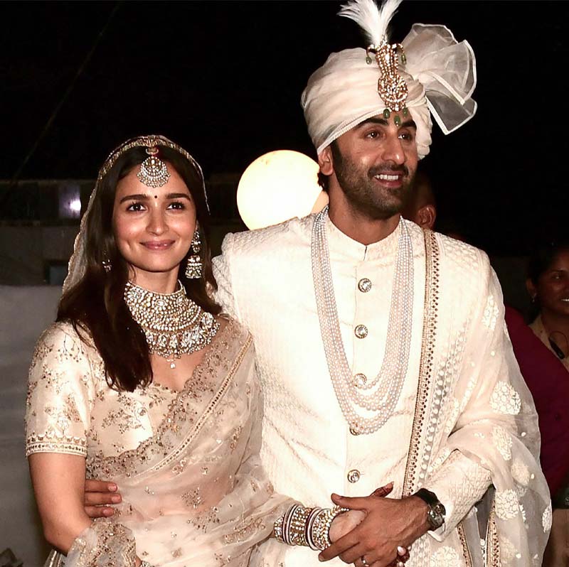 রণবীর কপূর সমাজমাধ্যম ব্যবহার করেন না। আলিয়া তাঁদের দু’জনের তরফ থেকেই রবিবার ইনস্টাগ্রামে সুখবর পোস্ট করেন। 