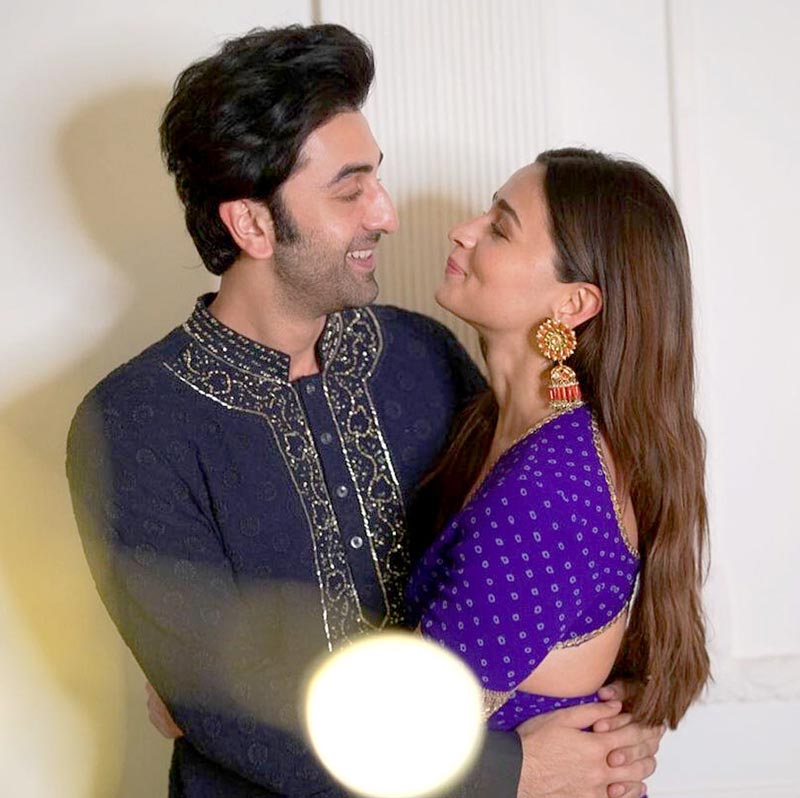 আলিয়ার সন্তানের জন্মের খবর প্রকাশ্যে আসার পর থেকেই শুভেচ্ছার বন্যা বয়ে গিয়েছে। অক্ষয় কুমার থেকে শুরু করে সোনম কপূর, অনুষ্কা শর্মা, অনন্যা পাণ্ডে, নেহা ধূপিয়া, কৃতি শ্যানন, মৌনী রায়ের মতো তারকারা নতুন বাবা-মাকে শুভেচ্ছায় ভরিয়ে দিয়েছেন।