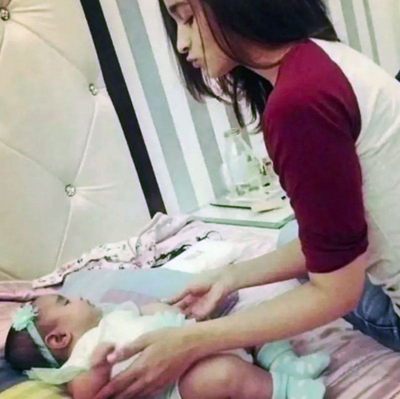 পরবর্তী ছবিটিও তাৎপর্যপূর্ণ। তাতে দেখা গিয়েছে, একরত্তি শিশু বিছানায় শুয়ে ঘুমোচ্ছে। তার সামনে বসে তাকে কোলে তুলে নিতে যাচ্ছেন আলিয়া। তাঁর চোখেমুখে মমতা মাখা। এই ছবিটিও আলিয়া এবং তাঁর সন্তানের বলে দাবি করছেন কেউ কেউ।