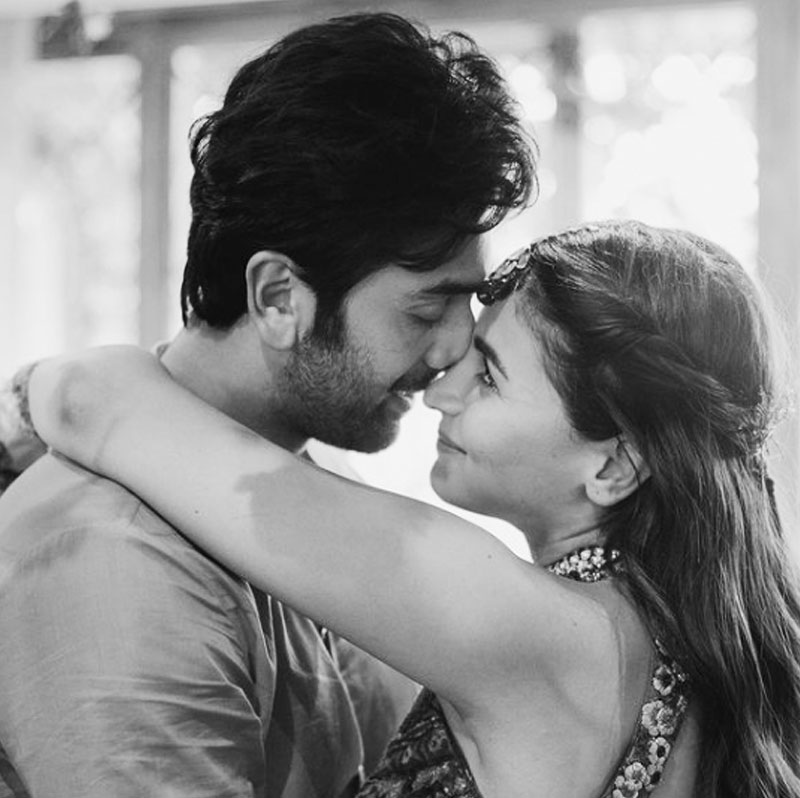 কিন্তু, সমাজমাধ্যমে ছড়িয়ে পড়া এই ছবি এবং ভিডিয়ো ভুয়ো। কারণ আলিয়া-রণবীরের তরফে তাঁদের সন্তানের কোনও ছবি এখনও প্রকাশ্যে আনা হয়নি। তাঁরা কেবল সন্তান জন্মের পর একটি মাত্র পোস্ট করে সুখবর জানিয়েছেন। সেই পোস্টে ছিল সিংহ, সিংহী এবং তাদের শাবকের একটি প্রতীকী ছবি।