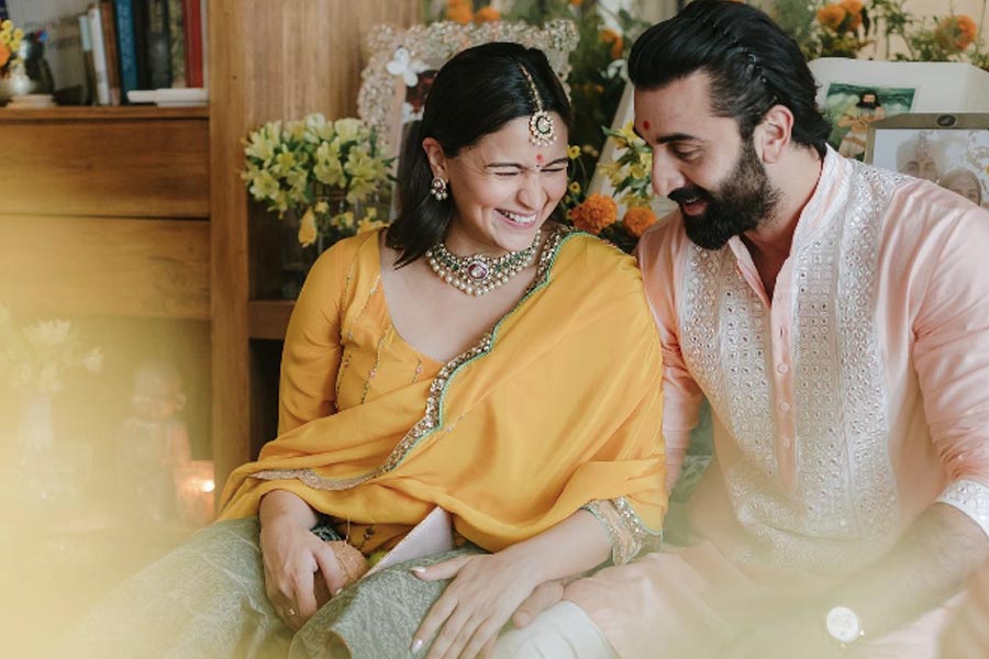 শুধু ছবি নয়, আলিয়া মেয়ের কী নাম রেখেছেন, তা নিয়েও নানা রটনা ছড়িয়েছে নেটমাধ্যমে। অতীতে অভিনেত্রীর নানা ইঙ্গিতের কথা মনে করে মেয়ের নাম আন্দাজ করে নিয়েছেন অনেকে। সমাজমাধ্যমে তা-ই সদ্যোজাতর আসল নাম হিসাবে প্রচার করা হয়েছে।