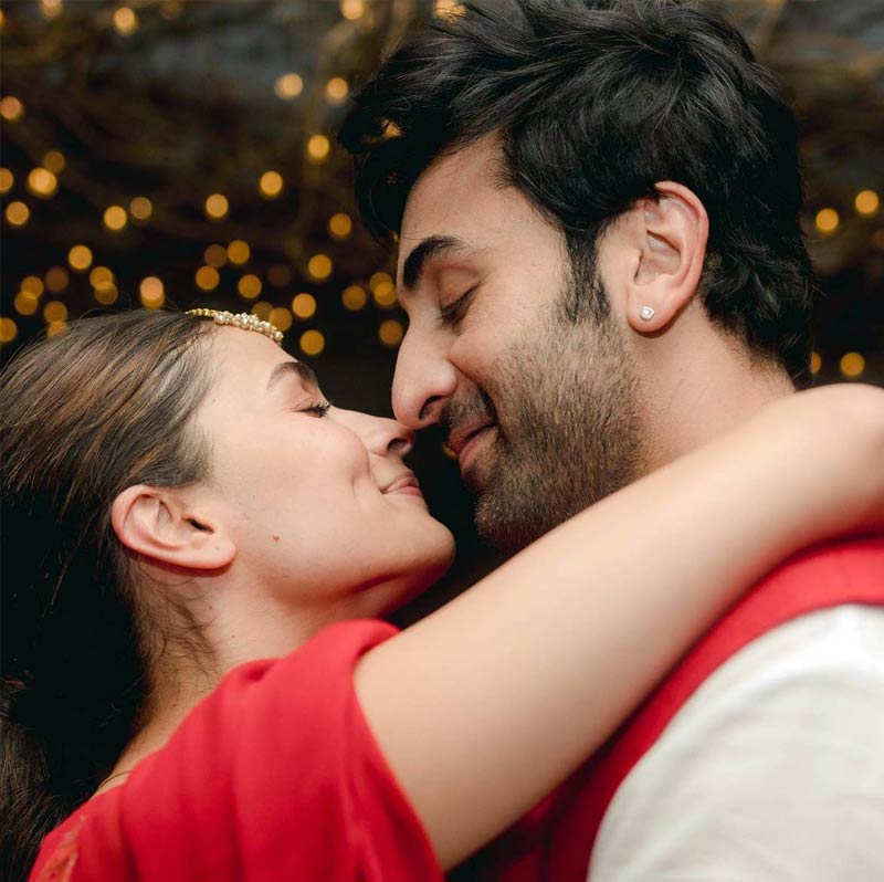 কেউ কেউ বলছেন, আলিয়া-রণবীরের মেয়ের নাম রাখা হয়েছে ‘আলমা’। প্রায় সাড়ে চার বছর আগে ‘গল্লি বয়’ ছবির প্রচারের সময় একটি অনুষ্ঠানে এক খুদে প্রতিযোগীকে তাঁর নামের বানান বলতে বললে, সে আলমা সম্বোধন করে আলিয়াকে। 