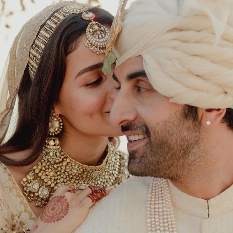 এর পর ‘গঙ্গুবাঈ’ ছবির প্রচারের সময় এক সাক্ষাৎকারে আলিয়া জানিয়েছিলেন, তাঁর মেয়ে হলে তিনি নাম রাখবেন ‘আইরা’। এই নাম তাঁর পছন্দ। অভিনেত্রীর কথা অনুযায়ী, এই নামটি তাঁর রণবীরের নামের প্রথম অক্ষর নিয়ে তৈরি। রবিবারের পর থেকে খবর রটে যায়, আলিয়ার মেয়ের নাম রাখা হয়েছে আইরা।