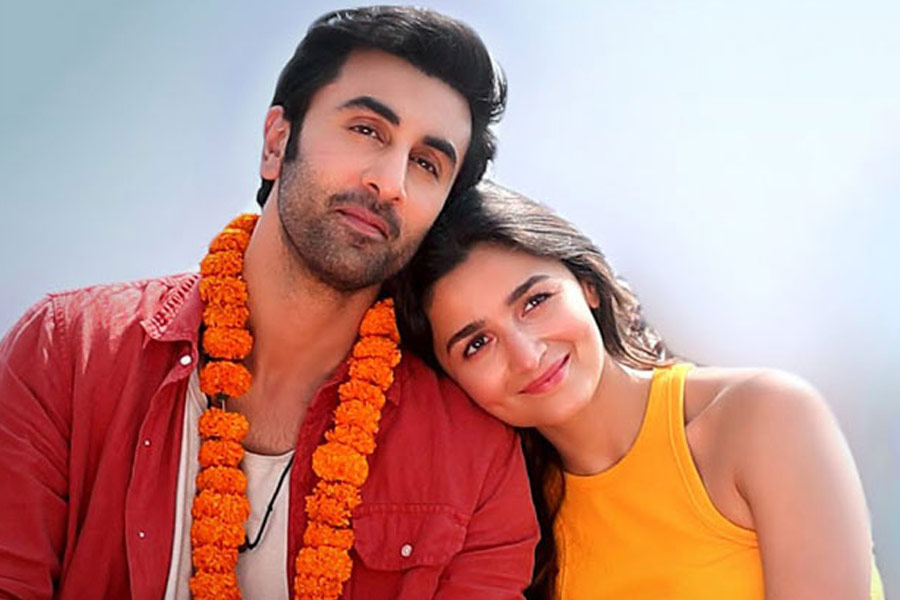 কপূর পরিবার সদ্যোজাতর নাম সম্পর্কে মুখে কুলুপ এঁটেছে। হাসপাতালে আলিয়াকে দেখে বেরোনোর পর রণবীরের মা নীতু কপূরকে জিজ্ঞাসা করা হয়েছিল, মেয়ের কী নাম রাখা হয়েছে? প্রশ্ন শুনে নীতু সটান বলেন, ‘‘এখন না।’’