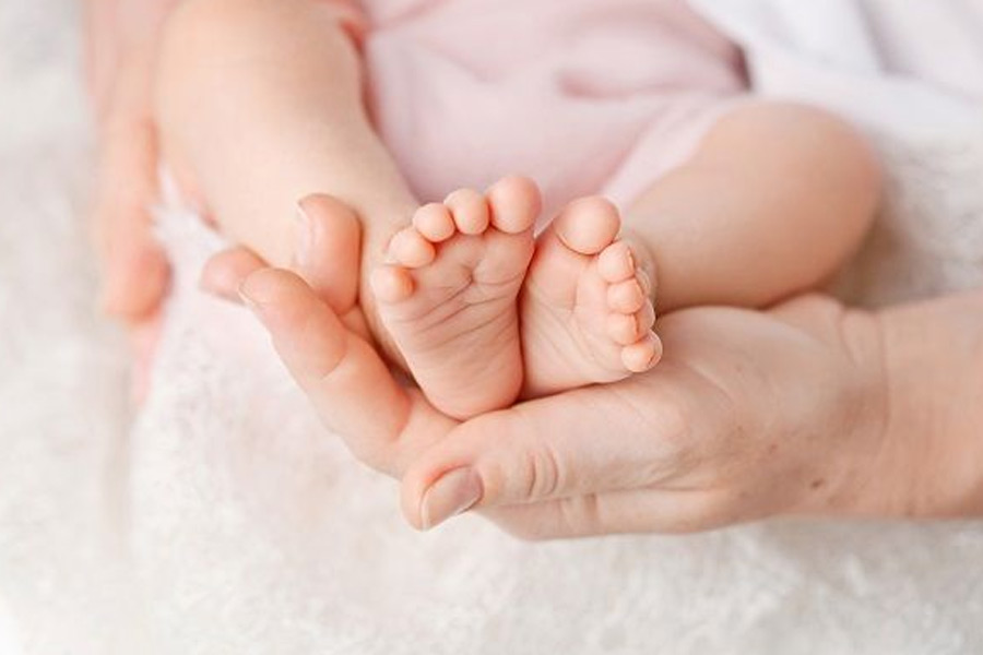 মা এবং সন্তান দু’জনের সুস্থ, সুন্দর রয়েছে, জানান নীতু। তাঁকে আরও প্রশ্ন করা হয়েছিল, আলিয়া-রণবীরের মেয়েকে কার মতো দেখতে হয়েছে? নীতু জানান, এখনই তা বলা যাচ্ছে না। কারণ তাঁদের পরিবারের নতুন অতিথি এখনও খুবই ছোট।