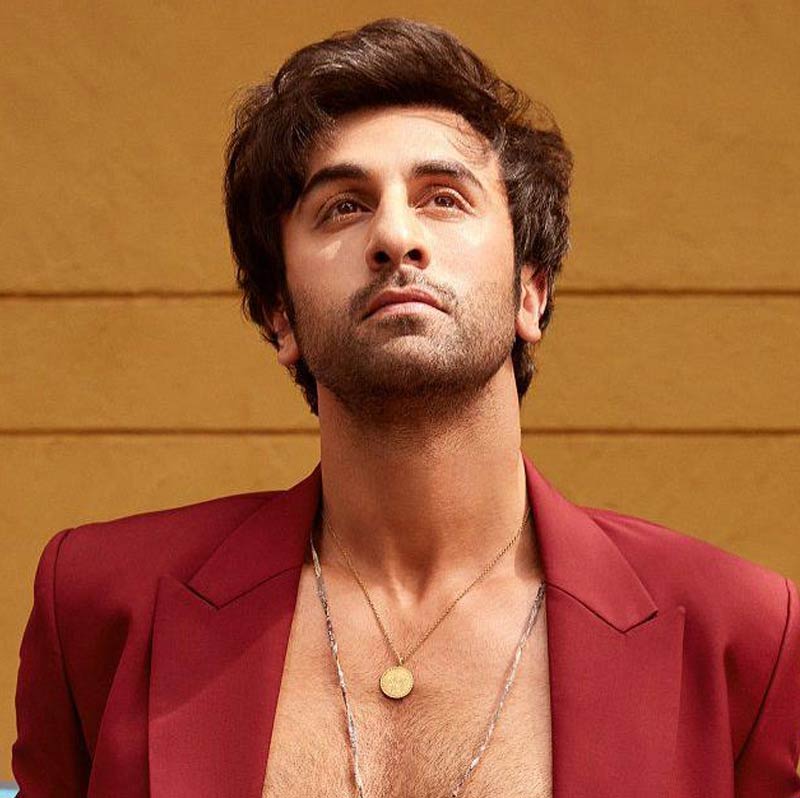 এ দিকে, মেয়েকে কোলে নিয়ে আবেগ সামলাতে পারেননি বাবা রণবীর। ঘনিষ্ঠ সূত্রে খবর, তিনি কেঁদে ফেলেছেন। তাঁকে এত খুশি আগে দেখা যায়নি বলেও জানাচ্ছেন ঘনিষ্ঠরা। 