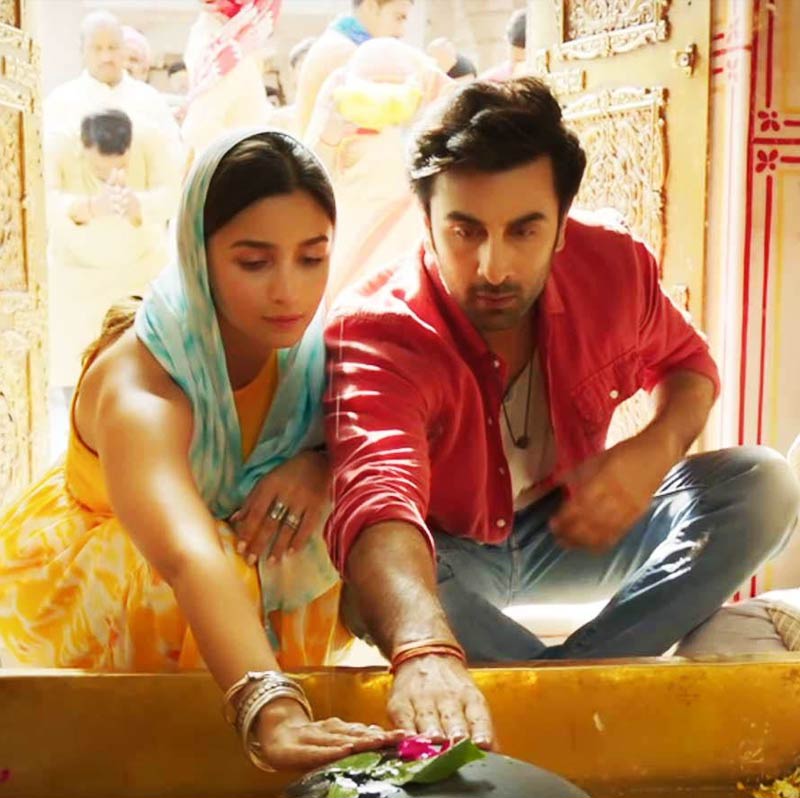 রণবীর নাকি একরত্তি মেয়েকে কোলে নিয়ে ফুঁপিয়ে ফুঁপিয়ে কাঁদছিলেন। মনে হচ্ছিল, তিনি যেন এক লহমায় বদলে গিয়েছেন। হয়ে উঠেছেন অন্য মানুষ।