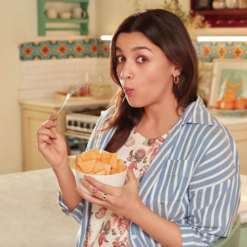 আলিয়ার ভাই রাহুল ভট্ট এখনও সদ্যোজাতকে দেখতে পাননি। তবে বোনের মা হওয়ার খবরে উচ্ছ্বসিত তিনিও। বলেছেন, ‘‘আমি প্রচণ্ড খুশি। আমি বাচ্চাটিকে এখনও দেখতে পাইনি। তবে আমার এটা ভেবেই ভাল লাগছে যে, বাচ্চা এবং মা দু’জনেই সুস্থ আছে। এটাই সবচেয়ে বেশি জরুরি।’’