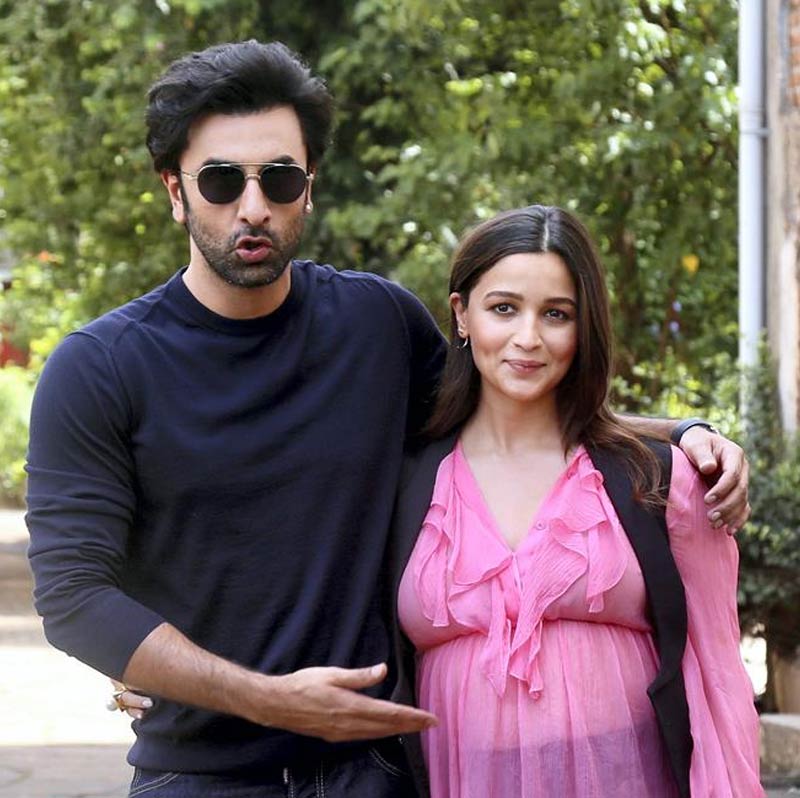 আলিয়া-রণবীরের একরত্তি মেয়েকে নিয়ে কপূর এবং ভট্ট পরিবারে এখন রীতিমতো উৎসবের আমেজ। তবে অনুরাগীদের জন্য এখনও মেয়ের নাম বা ছবি কোনওটাই তাঁরা প্রকাশ্যে আনেননি। আপাতত সেই অপেক্ষায় দিন গুনছে বলিউড।