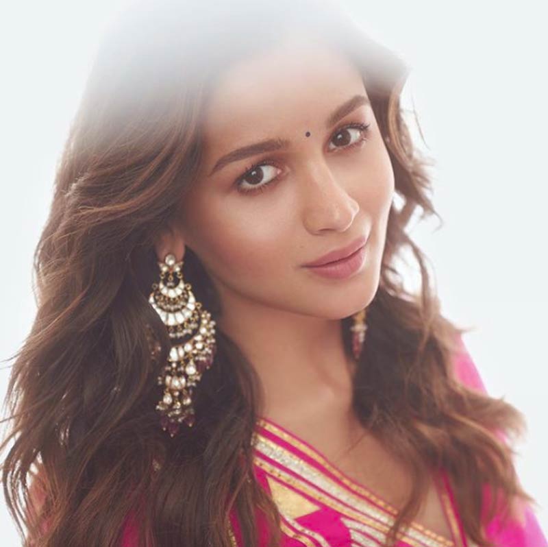 সামনের মার্চ মাসে আলিয়ার ৩০তম জন্মদিন। বোন আলিয়ার অন্তঃসত্ত্বা হওয়ার খবর পেয়ে সেই সময় দিদি শাহিন ভট্ট বলেন, ‘‘এ বছর বোনের ৩০তম জন্মদিনে খুবই ধুমধাম হবে!’’ 