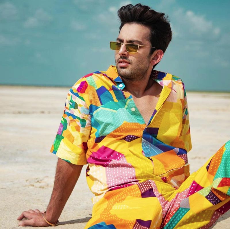 টিনসেল নগরীতে উজ্জ্বল নক্ষত্রের ভিড়ে এসে অনেকেই হারিয়ে গিয়েছেন। তাঁদের জনপ্রিয়তার প্রদীপ ক্ষণিকের জন্যই জ্বলে উঠেছিল। সময়ের সঙ্গে সঙ্গে তাঁদের বলিপাড়া থেকে ধীরে ধীরে সরে গিয়েছেন। হিমাংশ কোহলি এই ক্ষণিকের তারকাদের মধ্যে অন্যতম।