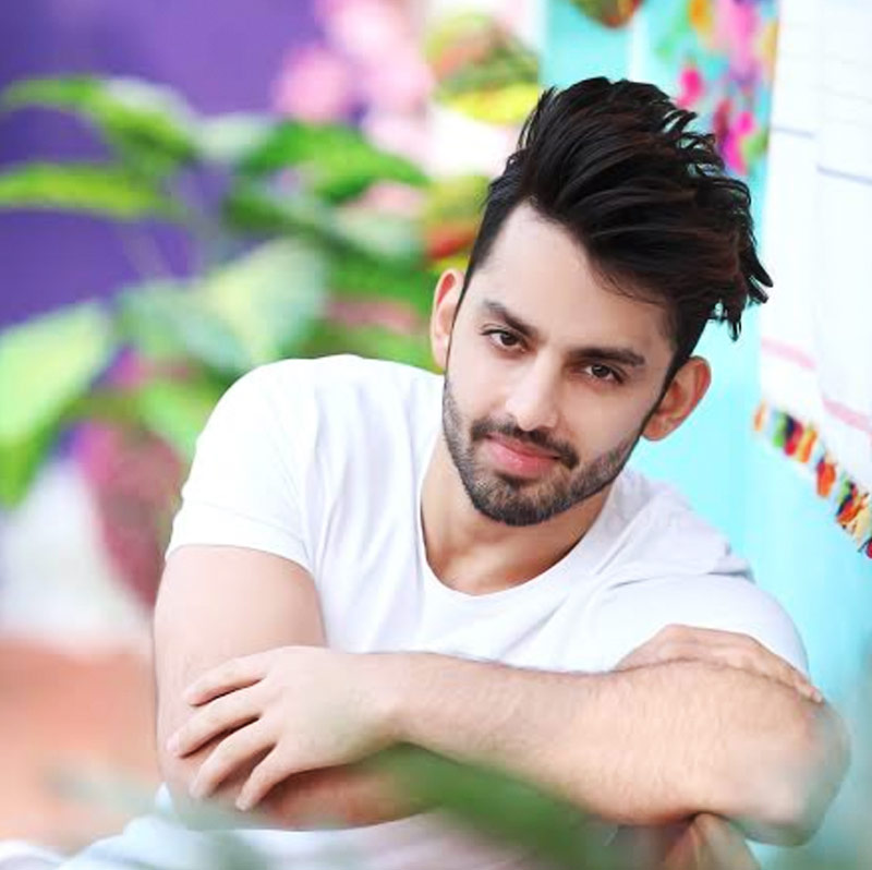 ২০১৪ সালে ‘ইয়ারিয়াঁ’ ছবিতে মুখ্য চরিত্রে অভিনয় করে রাতারাতি জনপ্রিয় হয়েছিলেন হিমাংশ। দিব্যা খোসলা কুমার এই ছবির জন্য নতুন অভিনেতাদের নির্বাচন করেছিলেন। কিন্তু এই ছবি মুক্তি পাওয়ার পর সাফল্যের মুখ দেখেছিল ছবির গানগুলি। হিমাংশও কিছু কম জনপ্রিয়তার স্বাদ পাননি।