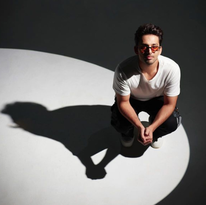 সুদর্শন ছিলেন বলে ছোটবেলা থেকে পাড়া প্রতিবেশী-সহ স্কুলের শিক্ষকরা হিমাংশকে ‘অভিনেতা’ বলে সম্বোধন করতেন।