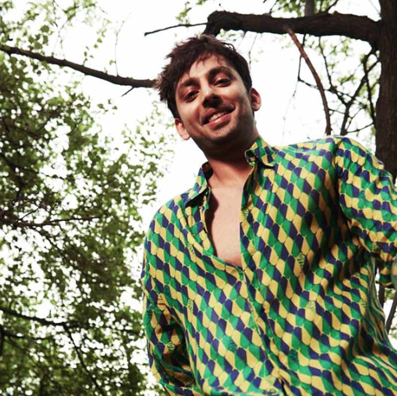 স্কুলে পড়াকালীন ‘রামায়ণ’ নাটকে ‘জটায়ু’ চরিত্রে অভিনয় করেছিলেন তিনি। তখন থেকেই অভিনয়ের প্রতি আগ্রহ জন্মায় তাঁর।