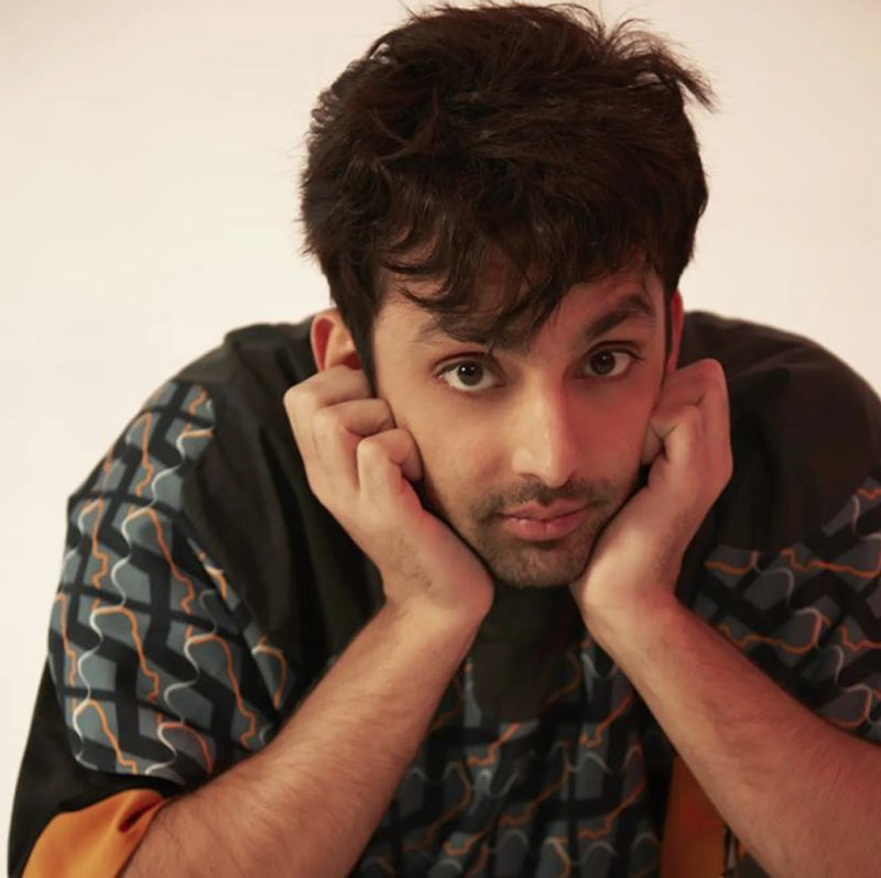 অবশেষে হতাশ হয়ে দিল্লিতে ফিরে আসেন। গণজ্ঞাপন এবং সাংবাদিকতা নিয়ে স্নাতক স্তরের পড়াশোনা শেষ করেন হিমাংশ।