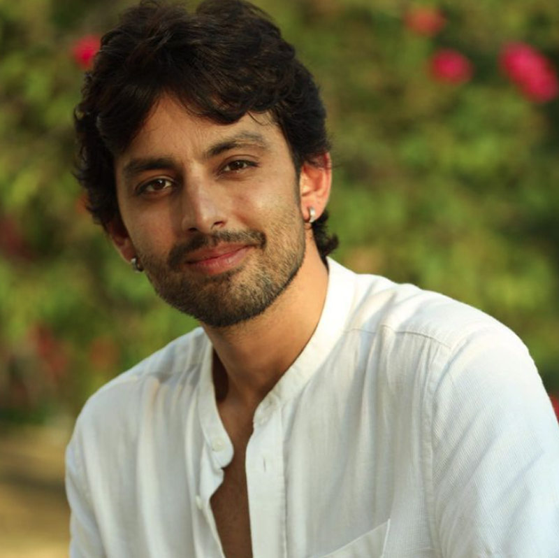 একটি প্রতিযোগিতায় জয়ী হওয়ার পর বিশিষ্ট ব্যক্তিদের নজরে আসেন হিমাংশ। একটি নামী চ্যানেল সংস্থার ধারাবাহিকে অভিনয় করার সুযোগ পান তিনি।