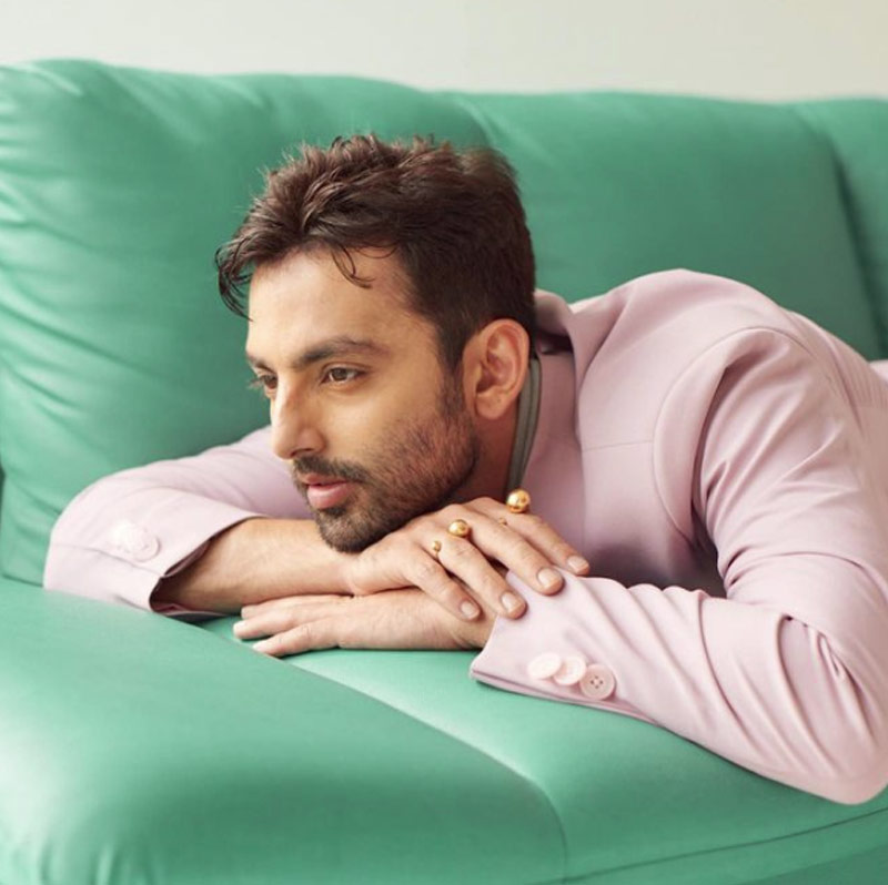 এই কথা জানার পর নেহার অনুরাগীরা হিমাংশের উদ্দেশে কটু কথা বলেন বলে জানান অভিনেতা। অবশেষে বরফ গলিয়ে তিনি জানান, এক পক্ষের কাহিনি শুনে তাঁকে খলনায়ক বানিয়ে ফেলা হয়েছে। তাঁর বিরুদ্ধে যা অভিযোগ আনা হয়েছে, সবই মিথ্যা বলে জানান অভিনেতা।