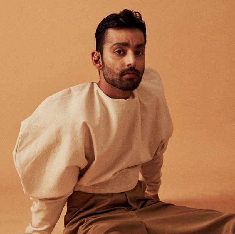 নেহা আরও জানিয়েছেন, অভিনেতা নিজের কেরিয়ার নিয়ে না ভেবে নেহার নাম নিয়েই বিখ্যাত হওয়ার চেষ্টা করেছেন।