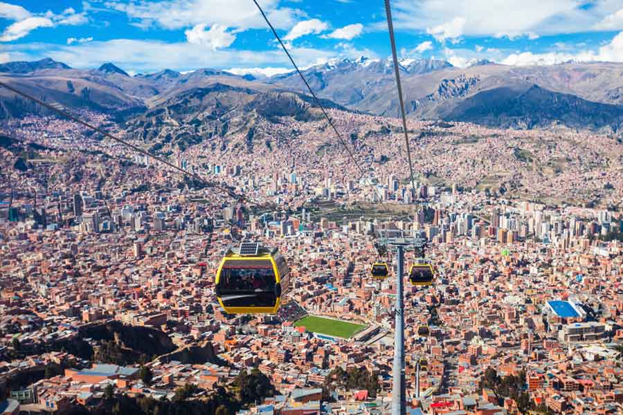 সমুদ্রপৃষ্ঠ থেকে ৩,৫০০ মিটারেরও বেশি উপরে আন্দিজের মাঝখানে একটি বিস্তৃত উপত্যকায় লা পাজ শহরের অবস্থান। সেখানেই রয়েছে এই কোকেন বার।