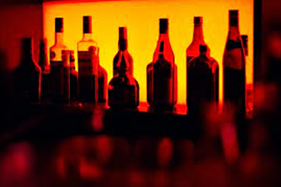 সুরাসক্ত মানুষদের তৃষ্ণা নিবারণের অন্যতম প্রিয় জায়গা পানশালা। প্রতি দিনের যাতায়াতের পথে আমরা অনেক পানশালাই রাস্তার ধারে দেখতে পাই। কিন্তু যে সব মানুষ আরও নেশাগ্রস্ত, অর্থাৎ মাদকের নেশায় আসক্ত, তাঁদের জন্যও নাকি বিশেষ কয়েকটি জায়গা রয়েছে। এই মাদকের বারগুলি মাদকাসক্তদের জন্য অন্যতম আকর্ষণের জায়গা। এ রকমই একটি হল বিশ্বের প্রথম কোকেন বার রুট-৩৬।