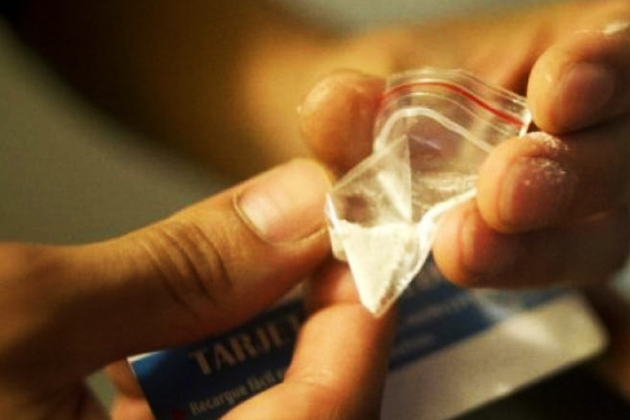 কিন্তু কী ভাবে মাদকাসক্তদের নিজেদের নতুন আস্তানার জানান দেন এই বারের মালিকরা? গ্রাহকদের খবর দেওয়ার কাজ করেন এই বারের মালিকদের নিয়োগ করা কয়েক জন চর। মুখে মুখে ছড়িয়ে দেওয়া হয় রুট-৩৬-এর নয়া ঠিকানা।