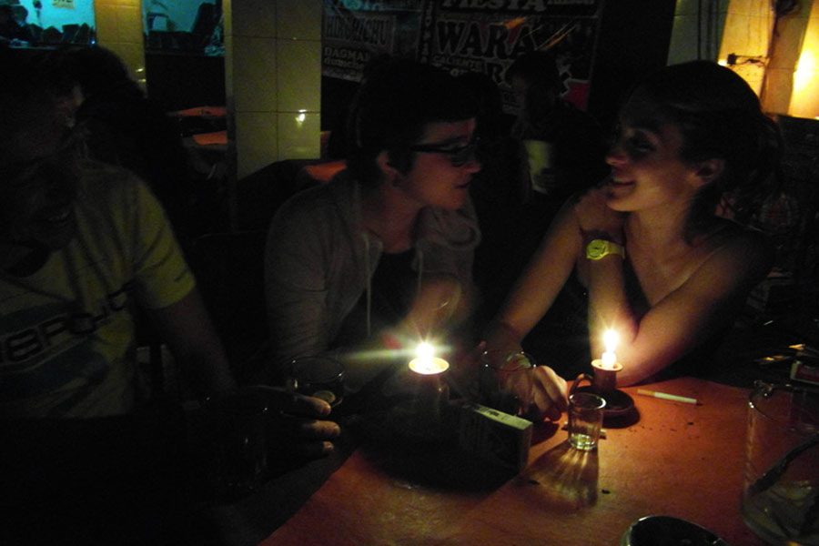 অনেকের মতে, এই বারে গ্রাহকদের কোকেন পরিবেশন করা একটি প্লাস্টিকের প্লেটের উপর রাখা কাগজের মোড়কে।