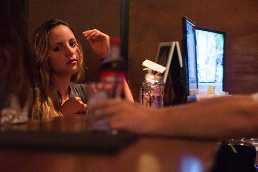 কোকেন বারের ভিতরে নাকি রয়েছে কয়েকটি মাত্র কালো চামড়ায় মোড়া সোফা এবং কফি টেবিল।