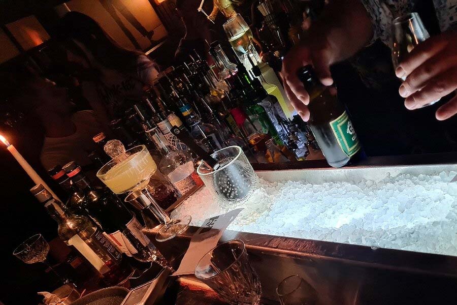 পাশাপাশি রুট-৩৬-এ নাকি সারা ক্ষণ প্রজেক্টর পর্দার মাধ্যমে নব্বই দশকের মিউজিক মৃদু স্বরে বাজতে থাকে।