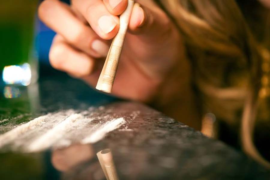 এক জন প্রত্যক্ষদর্শীর দাবি, এই বারের ভিতরে এতই অন্ধকার যে অন্যান্য গ্রাহকদের মুখ দেখা তো দূরের কথা নিজের হাতও ঠিক করে দেখা যায় না।