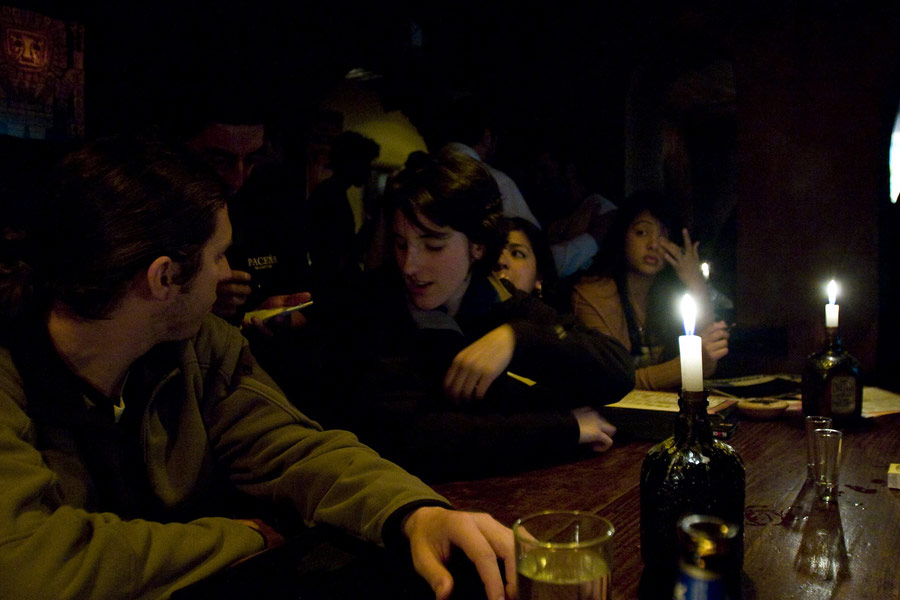 তাঁর দাবি, বারের মধ্যে বেয়ারাদের ডাক দিয়ে অর্ডার দেওয়ার কিছু ক্ষণের মধ্যে তাঁরা একটি পাত্রের মধ্যে কোকেন এবং পানীয় নিয়ে উপস্থিত হন।