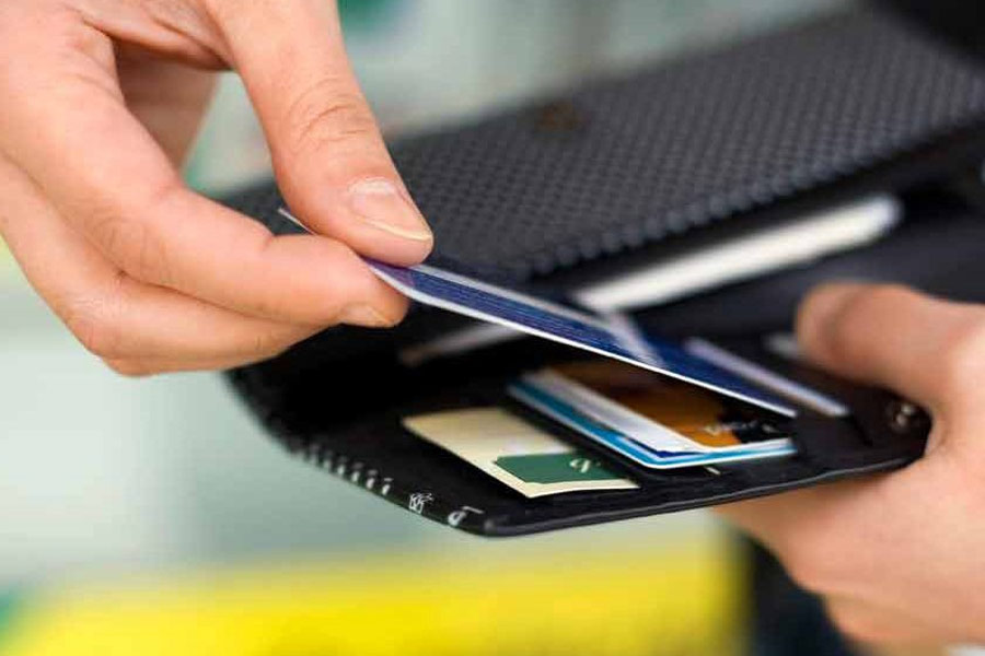 আরও আশ্চর্যের বিষয় হল, শুধু মাত্র ডেবিট বা ক্রেডিট কার্ডের মাধ্যমেই এই বারে বিল মেটাতে হয়। নগদ টাকা নিয়ে কোনও গ্রাহক রুট-৩৬-এ প্রবেশ করতেই পারেন। তবে তা খরচ করার কোনও অবকাশ পাবেন না।