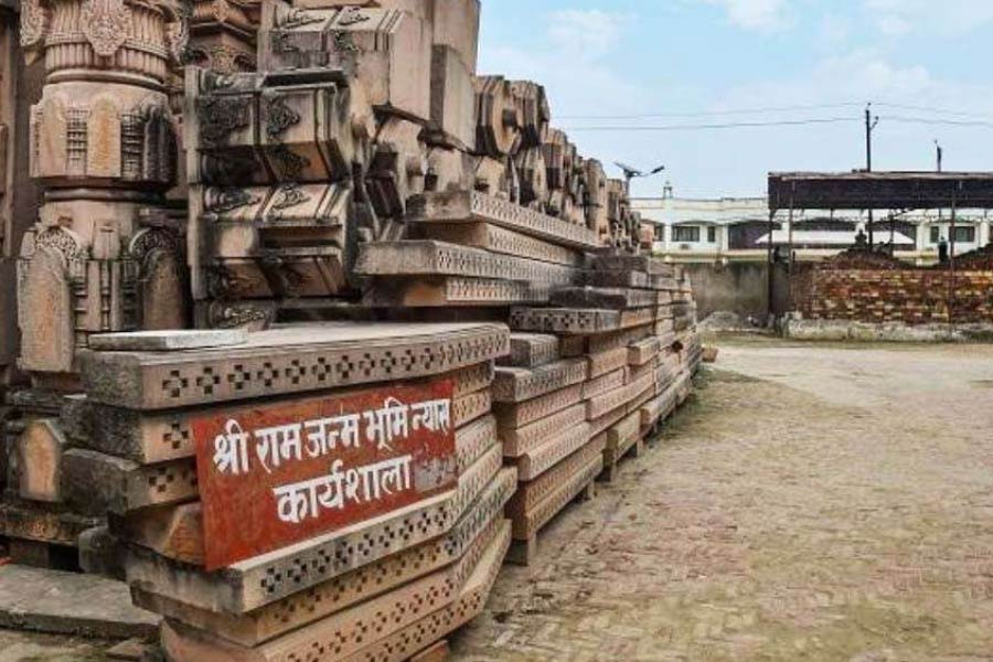 মঙ্গলবার হিমাচলের পালমপুরে এক সভায় যোগী বলেন, ‘‘এই জায়গা থেকে আপনাদের আনন্দের সঙ্গে জানাচ্ছি যে, অযোধ্যায় রামমন্দির নির্মাণের কাজ অর্ধেকের বেশি হয়েছে। ২০২৩ সালের শেষেই এই মহান মন্দির গড়ে উঠবে, যার জন্য ৫০০ বছরেরও বেশি সময় অপেক্ষা করতে হয়েছে।’’ রামমন্দির নির্মাণকে ‘ঐতিহাসিক কাজ’ বলেও বর্ণনা করেছেন যোগী। 