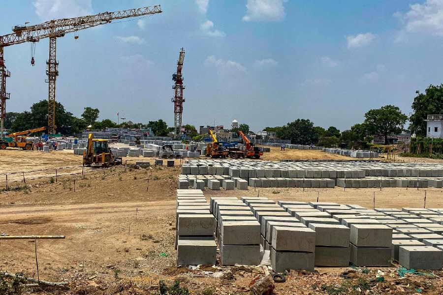 রাজস্থানের বনশি পাহাড়পুর থেকে এক লক্ষ ঘন ফুট শ্বেতপাথর এসেছে অযোধ্যায়। মন্দিরের গর্ভগৃহ আলো করে থাকবে রাজস্থানের মাকরানা পাহাড় থেকে আনা সাদা মার্বেল। 