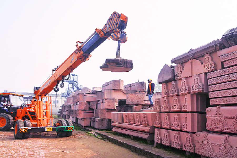 ২০২৪ সালে লোকসভা নির্বাচনের কয়েক মাস আগেই রামমন্দিরের গর্ভগৃহের দরজা ভক্তদের জন্য খুলে দেওয়া হবে বলে ঘোষণা করা হয়েছে। এই সময়কাল রাজনৈতিক দিকে অত্যন্ত তাৎপর্যপূর্ণ। মঙ্গলবার যোগী আদিত্যনাথ বললেন, ২০২৩ সালের মধ্যেই মন্দির তৈরি হয়ে যাবে।। 