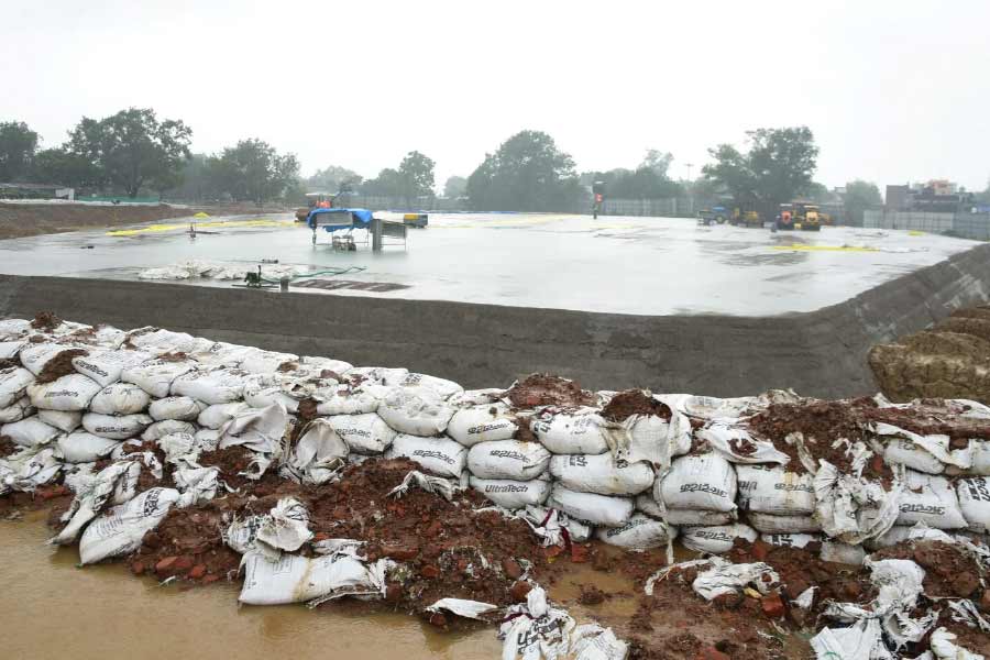 সম্প্রতি মন্দিরের দখল ঘিরে দু’দল সাধুর সংঘর্ষে অশান্তি ছড়িয়েছিল রামজন্মভূমি অযোধ্যায়। নরসিংহ মন্দির চত্বরে ওই সংঘর্ষের সময় বোমা পড়ে বলেও অভিযোগ।