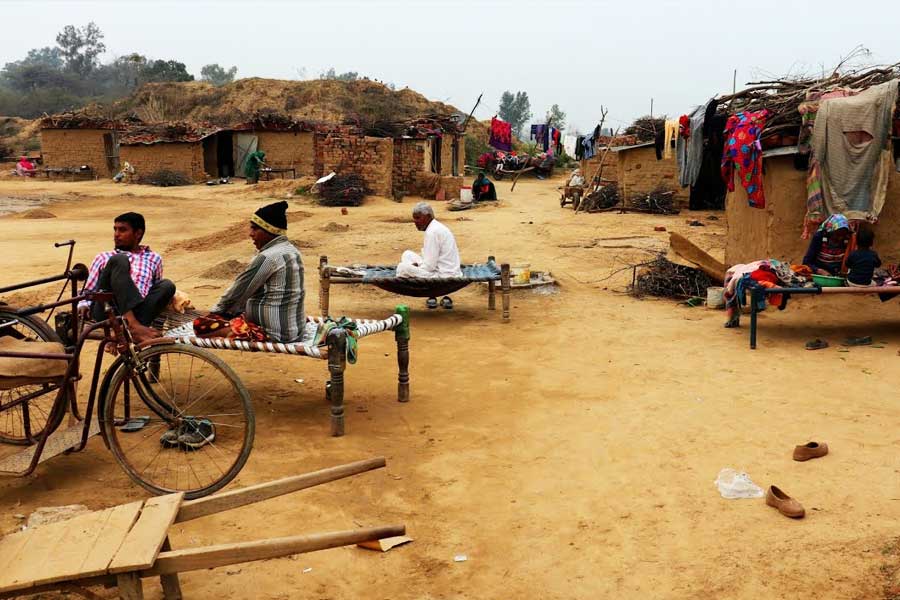 নাসিক থেকে প্রায় ৯০ কিলোমিটার দূরে সুরগানা তালুকের ছোট গ্রাম দান্ডিচি বারি। গোটা গ্রামে মেরেকেটে ৩০০ জনের বাস। কিন্তু এই গ্রামে কোনও পুরুষের বিয়ে হলে আনন্দ করার বদলে প্রমাদ গোনেন সেই পরিবার এবং গ্রামের বাকিরা। বিয়ে হওয়া সত্ত্বেও সুখী সাংসারিক জীবন কেমন হয় তা এই গ্রামের অনেক পুরুষই জানেন না। কারণ এই গ্রামে বেশির ভাগ মহিলাই বিয়ের পর বাড়ি ছেড়ে পালিয়ে যান।