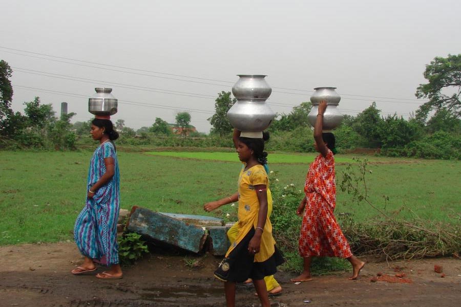 কিন্তু সমস্যায় পড়েন তাঁরা, যাঁরা বাইরে থেকে এই গ্রামে আসেন। আর তাঁদের মধ্যে অধিকাংশই নববিবাহিতা।