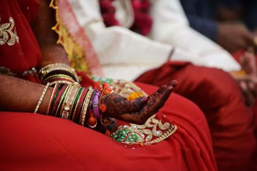 গোবিন্দ বলেন, “২০১৪ সালে গ্রামের এক জনের বিয়ে হয়েছিল। সেই বিয়ে মাত্র দু’দিনের জন্য স্থায়ী হয়েছিল। বিয়ের দু’দিনের মাথায় স্বামীর ঘর ছা়ড়েন ওই বধূ। এই ঘটনা লোকমুখে ব্যাপক ভাবে ছড়িয়ে পড়েছিল।’’ 