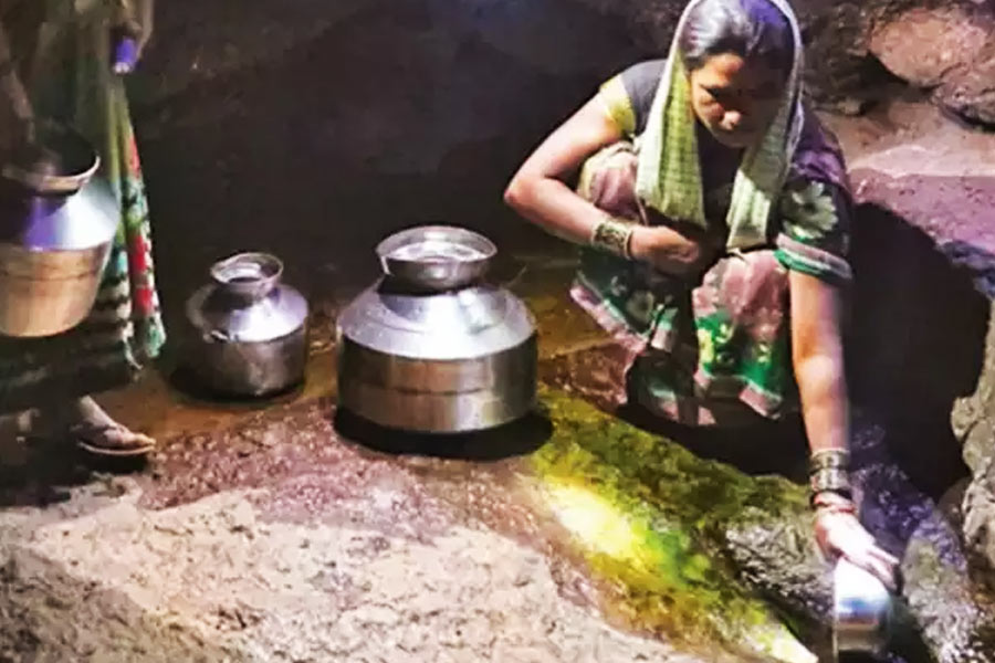 গোবিন্দ আরও জানান, জল আনার জন্য ওই নববধূ গ্রামের বাকি গৃহবধূদের সঙ্গে পাহাড়ের নীচে গিয়েছিলেন। এক দিন জল আনতে গিয়েই বুঝে গিয়েছিলেন যে, এই গ্রামে বসবাস করা কতটা কঠিন।