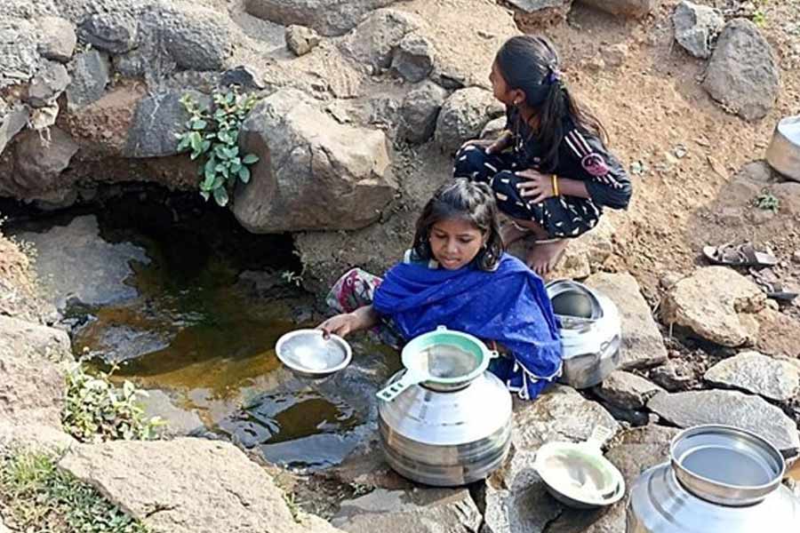 অনেকটা পথ পেরিয়ে পাহাড়ের নীচ পর্যন্ত গিয়ে পানীয় জল আনতে হয় গ্রামের মহিলাদের। ওই নববধূ বুঝে গিয়েছিলেন, ওই গ্রামে থাকলে তাঁর জীবন কঠিন হয়ে যাবে। পালানো ছাড়া আর কোনও পথ খোলা নেই। তাই জল আনতে গিয়ে সেখানেই জলের কলসি রেখে ওই বধূ বাপের বাড়ি পালিয়ে গিয়েছিলেন।