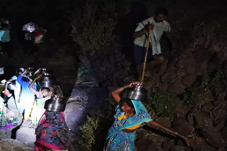 গোবিন্দ আরও জানিয়েছেন, এই গ্রামের মহিলাদের প্রতি বছর গ্রীষ্মকালে অর্থাৎ মার্চ থেকে জুন মাস, দেড় কিলোমিটার পায়ে হেঁটে পাহাড়ের নীচে প্রায় শুকিয়ে যাওয়া একটি নদী থেকে জল আনতে হয়।