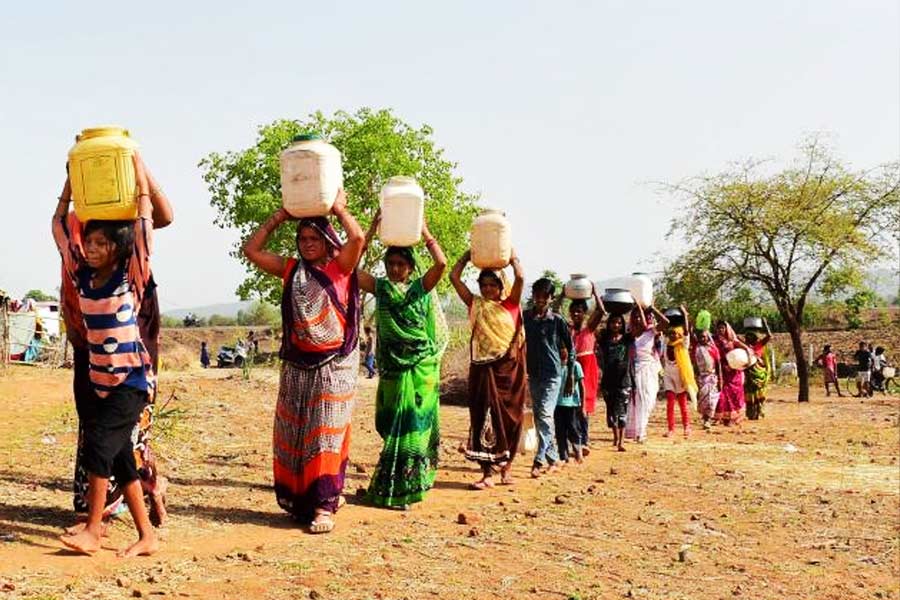 ফাটলের ভিতরের জল ফুরোলে সেই জল আবার ভর্তি হওয়ার জন্য মহিলাদের ঘণ্টার পর ঘণ্টা অপেক্ষা করতে হয়। এর পর দু’টি করে পাত্র মাথায় চাপিয়ে তাঁদের আবার পাহাড় ডিঙিয়ে গ্রামে ফিরতে হয়।
