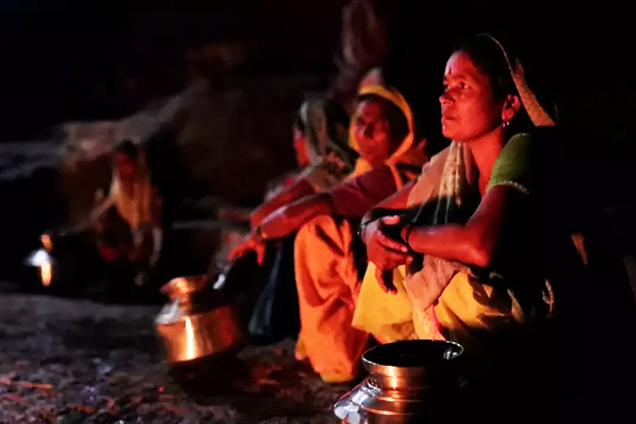 গ্রামের মহিলারা দিনে দু’বার পাহাড়ের নীচে জল আনতে যান। ভোর ৪টে থেকে জল আনার তোড়জোড় শুরু হয়। এক বার জল আনার পর বেলায় আবার জল আনতে যেতে হয়। গ্রীষ্মকালে বেশির ভাগ দিনই তাপমাত্রা ৪০ ডিগ্রি সেলসিয়াসের বেশি থাকে। সেই গরমেই পাথুরে রাস্তা হেঁটে পেরোতে হয় গ্রামের মহিলাদের।