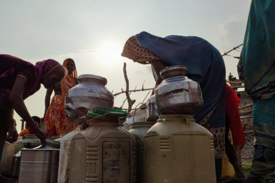 গ্রামের এক বাসিন্দা লক্ষ্মীবাই ওয়াসলে বলেন, ‘‘একটি কলসি পূর্ণ হতে তিন ঘণ্টাও লাগতে পারে। জল ভরে ফিরতে অনেক সময়েই রাত হয়ে যায়।’’