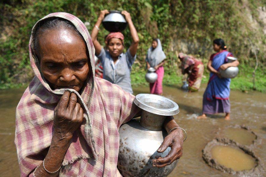 এই কষ্টকর জীবন কাটাতে রাজি থাকেন না অনেক মহিলাই। আর এই কারণে বিয়ে করে আসার পর অনেক নববধূ গ্রাম ছেড়ে পালিয়ে যান। 