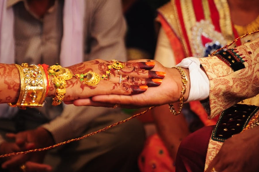 এখন অনেকেই তাঁদের মেয়েদের এই গ্রামের পুরুষদের সঙ্গে বিয়ে দিতে রাজি হন না। জয়রাম বলেন, “এক বার যখন কেউ জানতে পারেন যে বরের বাড়ি দান্ডিচি বারিতে, তখনই তাঁরা বিয়ের আলোচনা বন্ধ করে দেন।”