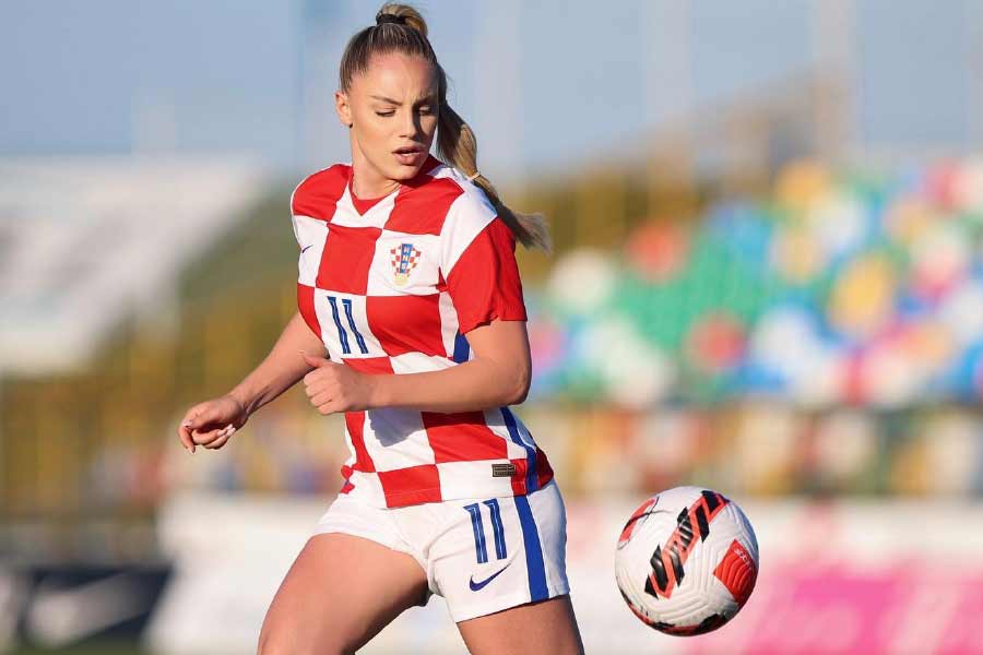 ইনস্টাগ্রামে ২২ বছরের আনার ফলোয়ারের সংখ্যা ১০ লক্ষ ছাড়িয়েছে। কখনও বিকিনি পরে, কখনও হ্যালোউইনের পোশাকে ছবি দেন তিনি। যেই ছবিই দেন, তাতে হাজার হাজার লাইক পড়ে যায়। কিন্তু এ সবে খুশি হতে পারেন না আনা।